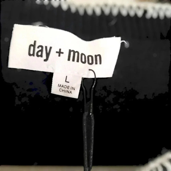 *NWT * Day + Moon Ruffle Sleeve Cropped Sweater Size L - Picture 2 of 4